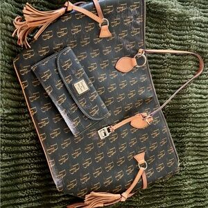 Gorgeous Dooney & Bourke Black and Brown Tan Logo Monogram Tote Set w/ Wallet
